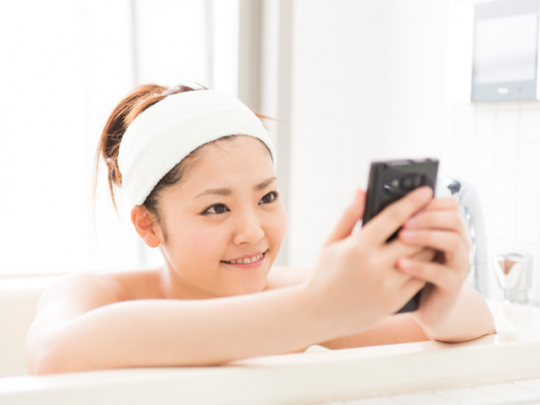 ジップロックで“防水仕様”にする人も多いくらい、お風呂にスマートフォンはつきもの?
