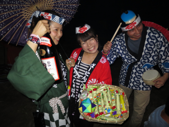 ボランティアスタッフのみなさんが、お酒とうまい棒を配っていました。「おひとつどうぞー!」
