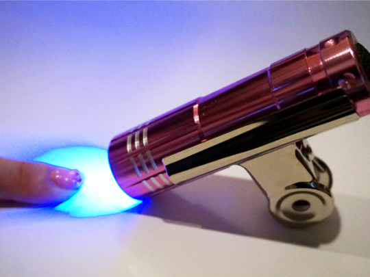 LEDライトは、ジェルがかたまるスピードが早くて扱いやすい