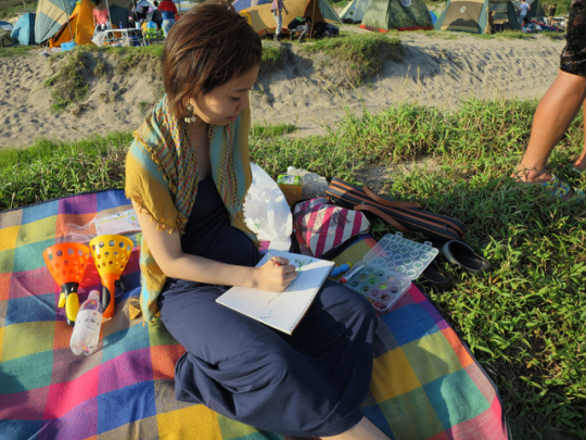 水彩画で景色を描いている人