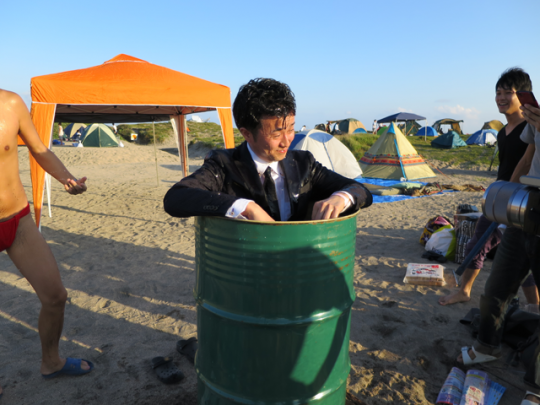 五右衛門風呂にスーツで入る人