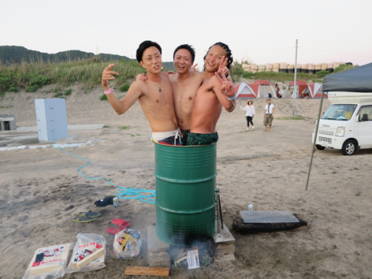 五右衛門風呂に何人入れるかチャレンジする人