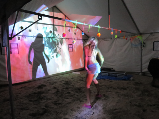「Sound Camp」で踊る外国人と思われる金髪美女を発見!