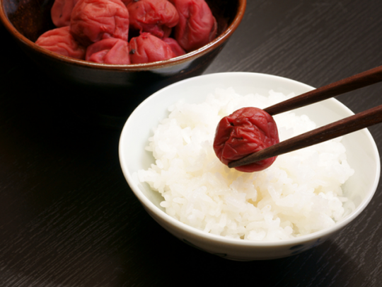 日本人のソウルフード「梅干し」。二日酔いに効く、肩こりが治る、風邪をひかない、など昔から数多くの言い伝えがある