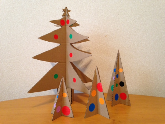 段ボールでクリスマスツリー、作ってみない?
