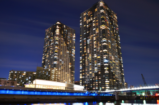 高層階に住めば、眼下に広がる夜景を見て贅沢な気分を味わえるかも?