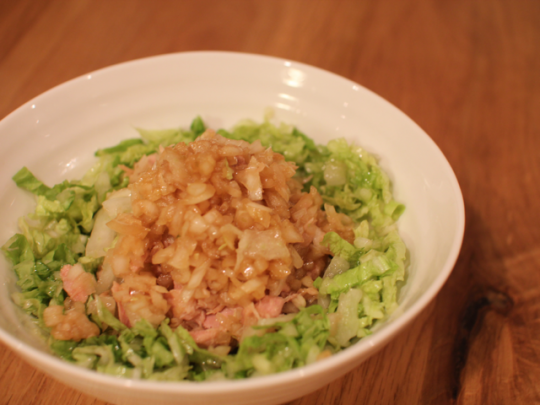 お皿に出して盛りつけ。細かく刻んだサラダなどは瓶から食べてもOK