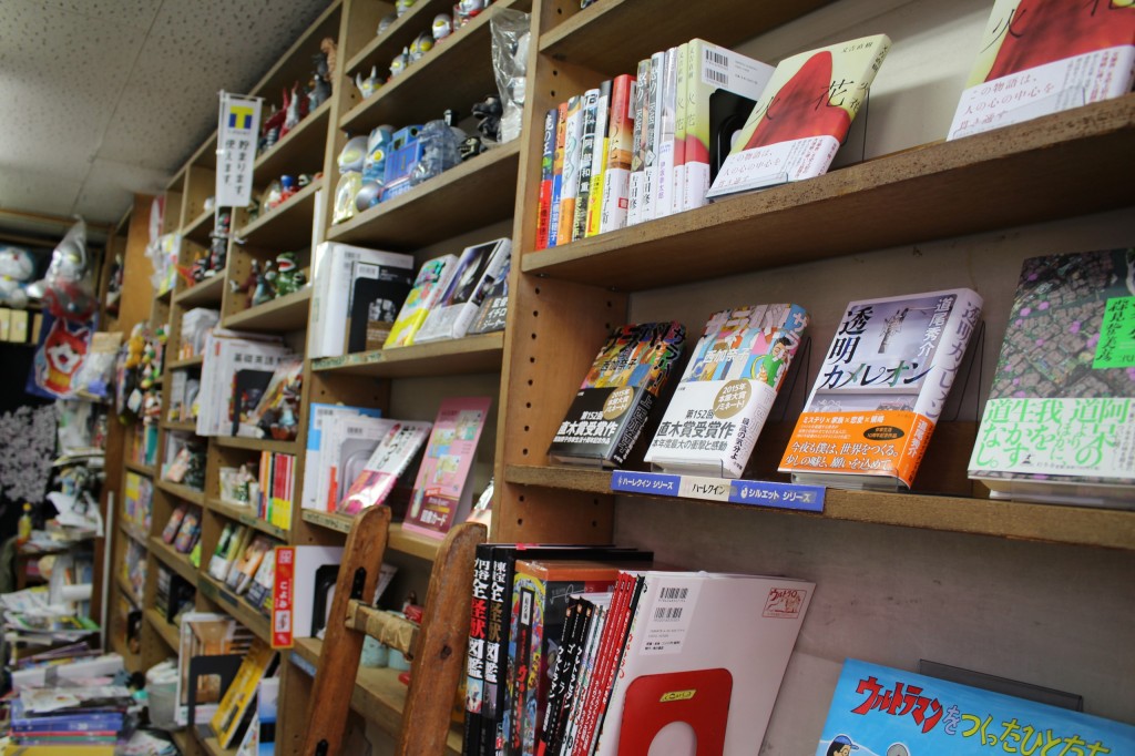 書籍、雑誌、ガイドなどを販売