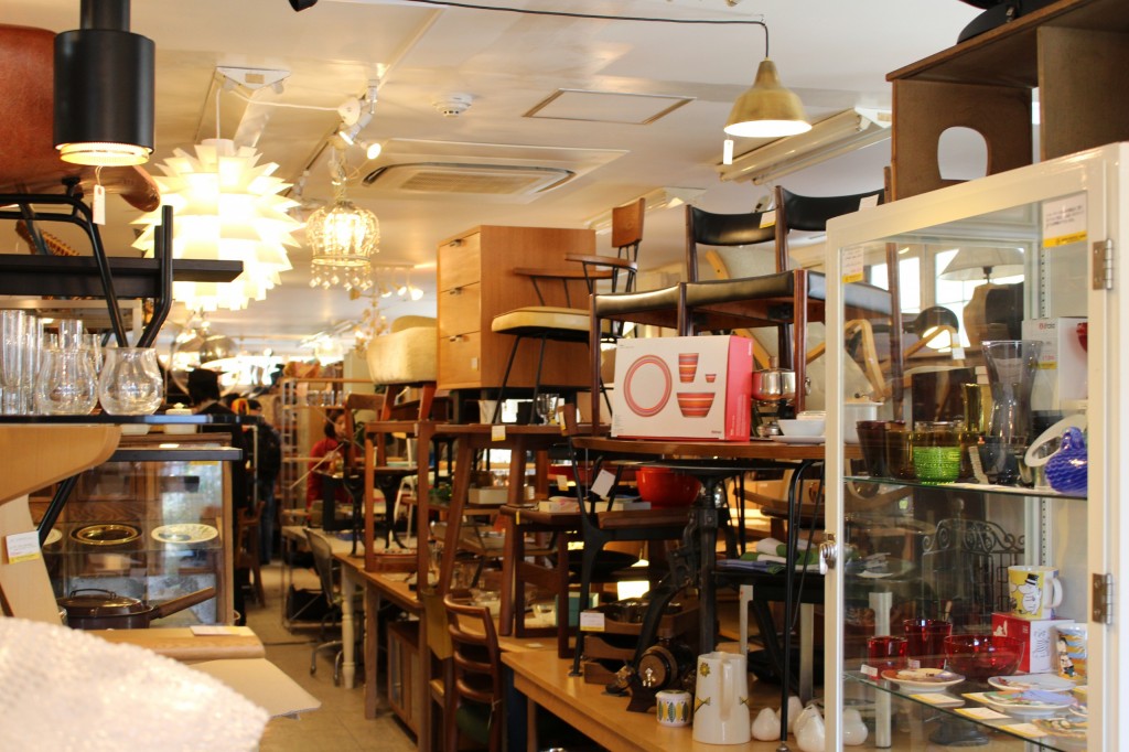 広い店内には様々な種類のアイテムが並ぶ