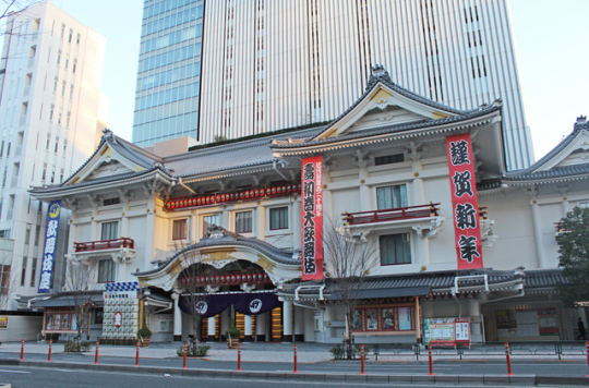 4度目の建て直しが行われ2013年に開業した銀座の歌舞伎座。全国にはこのほかにも松竹座(大阪)や博多座(福岡)などがある