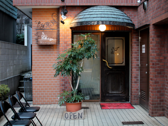 お店の外には、行列待ちの人のためにイスが用意されている