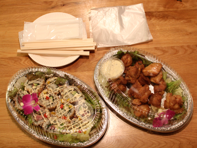 料理と一緒にお箸、紙おしぼり、取り皿、ごみ袋が付属でついてくる