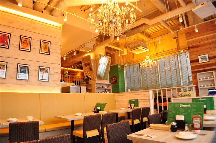 ハワイの雰囲気溢れる店内は、足を踏み入れただけでテンションがあがる
