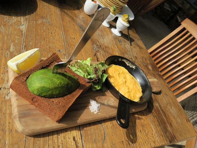 初めて見る客は必ず驚くという「アボカドトースト・スクランブルエッグ(1,200円)」