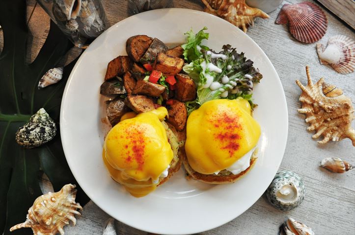 メイン料理が選べる「シナモンズエッグベネディクト」。※写真のメインはクラブケーキ(1,800円)