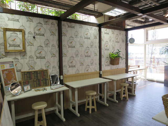 こちらは細かい手作業で小物を作れるスペース「atelier」は、壁紙もオシャレでガーリーな雰囲気