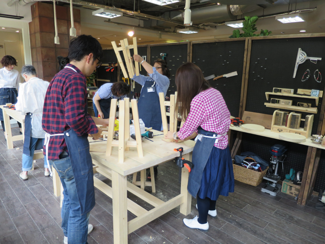 取材当日には、店名を冠したワークスペース「tukuriba」で、スツール作りのワークショップが行われていた