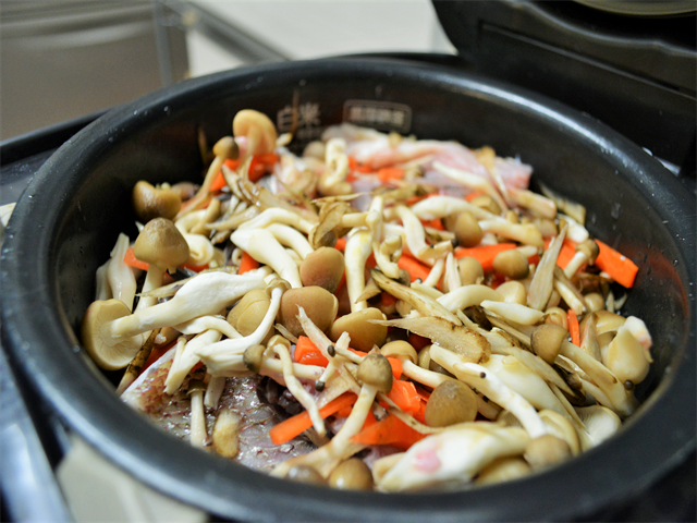 材料を全部炊飯器に入れ、スイッチオン! 写真は、間違えて鯛を先に入れてしまったもの。鯛は一度取り出して小骨を取り除く必要があるため、最後に入れよう