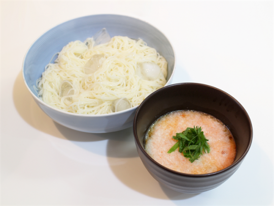 鮮やかなピンク色の「明太とろろそうめん」は、とうがらしのアクセントが◎