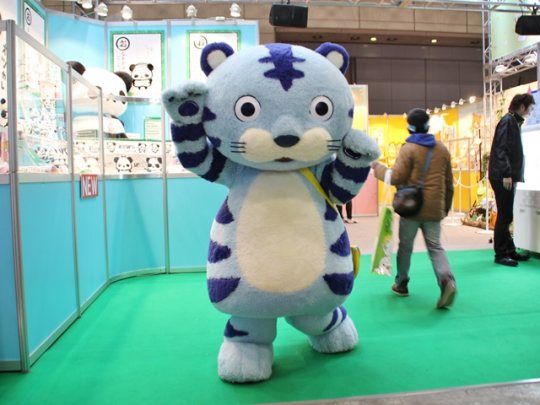 得意の「ガ~」ポーズを決めるチンタイガー。会場は黄色い歓声で包まれた。