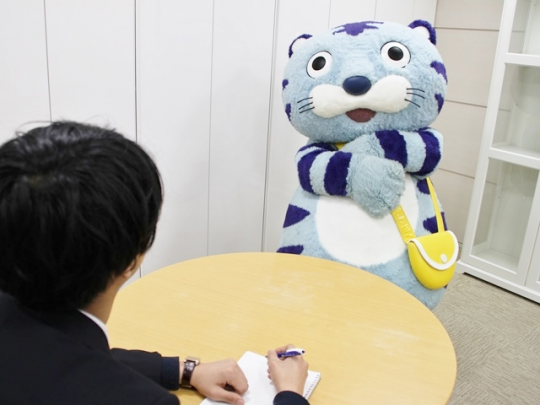 堂々と座る姿は貫禄がある……。ポシェットの中身は次の機会に聞くとしよう。