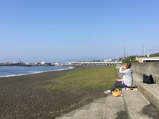家から少し歩くと目の前に広がる海。食事を持って行けば、ピクニック気分を楽しめる