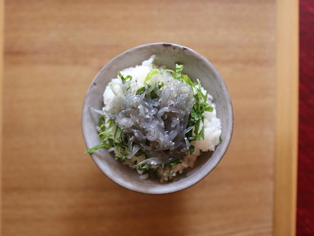 生シラスを食べられるのは海が近いからこそ。ぷりぷりとしておいしい!