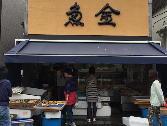 鮮魚店には、近くの漁港で穫れた新鮮な魚が並ぶ