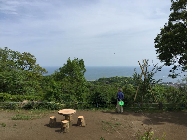 すぐ近くの丘からは、海を見下ろす絶景を楽しめる