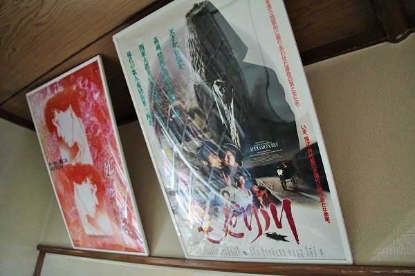 壁にはポスターがいくつも飾られている