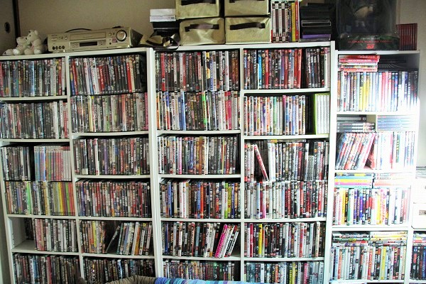 3000本はあるというDVD。これに加え、VHSが800本もあったそうだ