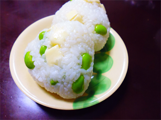 枝豆チーズおにぎり