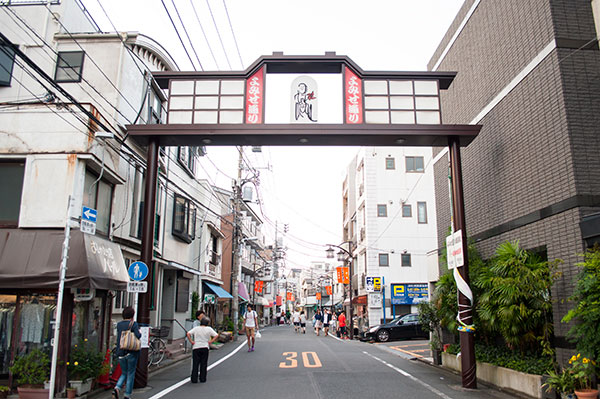 “よみせ通り”にも多くのお店が軒を連ねている