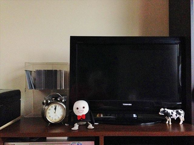 今回は、わが家のテレビまわりをちょい変え。物が少なく、かなり殺風景だ……