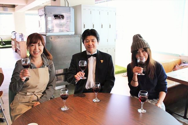 写真左から、加瀬さん、櫻井さん、ひにしさん