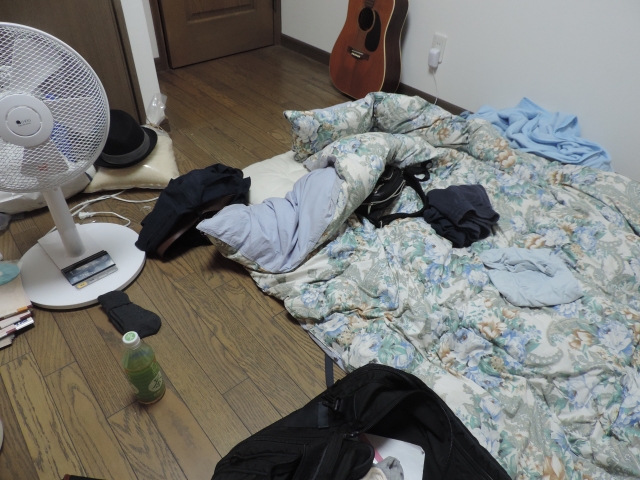 散らかった部屋