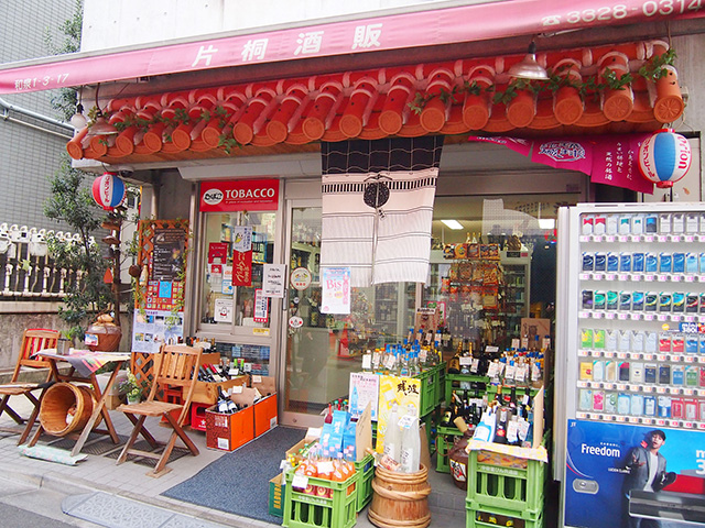 『片桐酒店』の軒先。赤瓦が沖縄っぽい