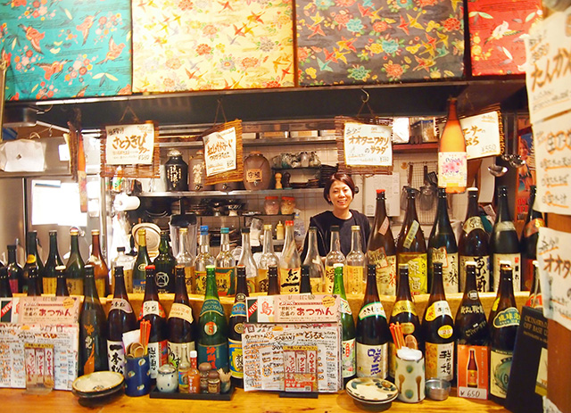 『沖縄酒場SABANI (サバニ)』と、店員のお姉さん。ぜひカウンターで飲みたいお店