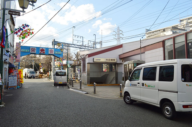 代田橋駅は地上駅。それだけで明るい気分になるのは筆者だけでしょうか
