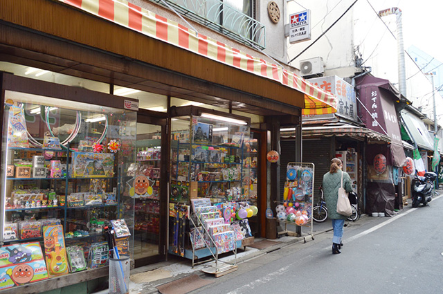 商店街の様子。こちらは『丸安玩具店』