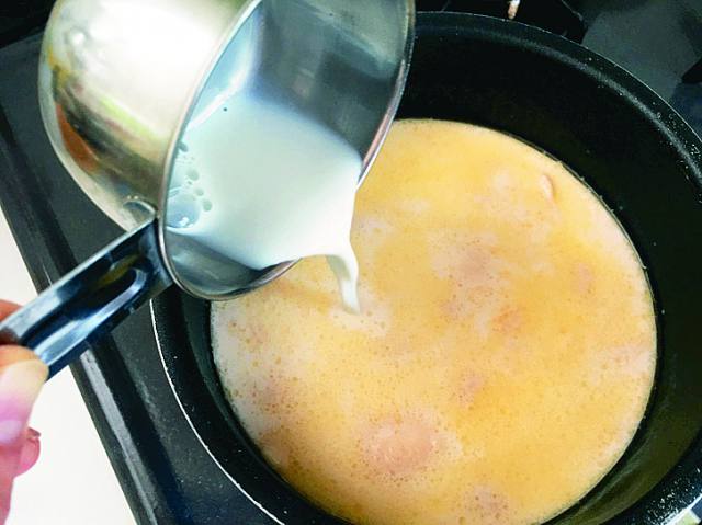 ▲牛乳を多めに加え、さらりとしたホワイトソースに仕上げる。バターでコクもプラス