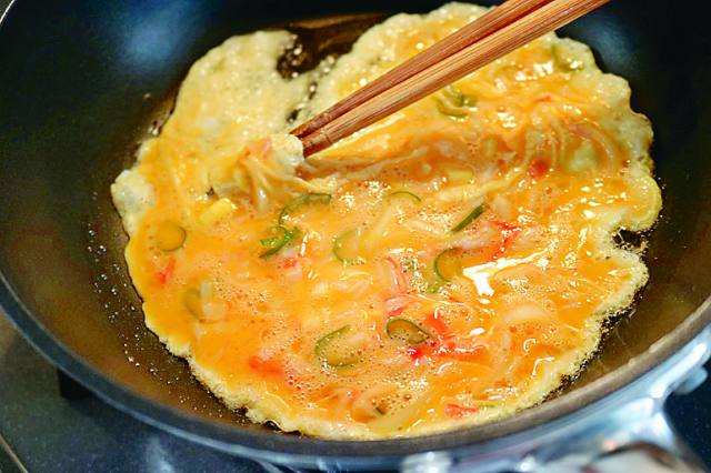 混ぜながら加熱すると、菜箸でぐるぐるかき卵に油がなじんで旨味アップ。ふんわりと仕上がる