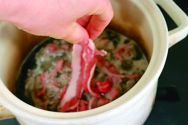 肉同士がくっつかないよう、1枚1枚ていねいに加える