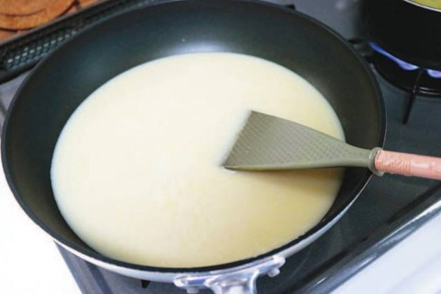 全ての調味料を合わせ入れ、よく溶かす。野菜がたっぷり入るので深めのフライパンが◎