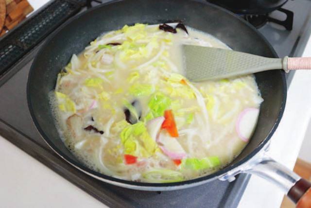 スープが沸々してきたら具材を全て投入。野菜の歯ご たえが残る程度に3〜4分煮込む